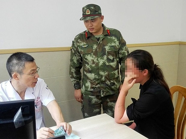 Imagem divulgada pela emissora estatal CCTV mostra Wang com o rosto borrado. Foto: Reprodução/Facebook/CCTVNews